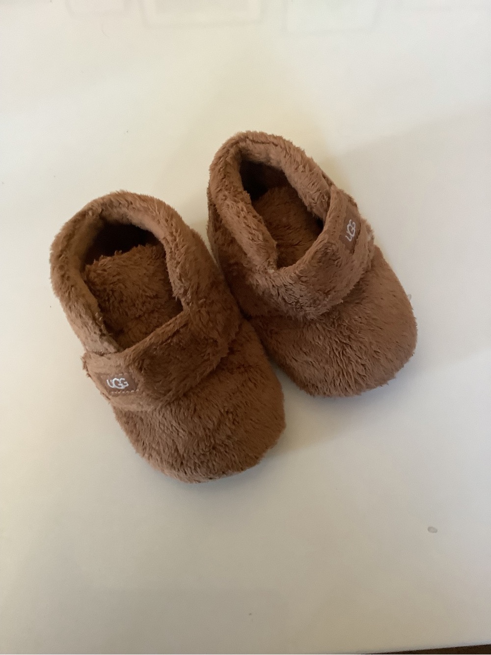 UGG Kids Plush Slippers in Chestnut